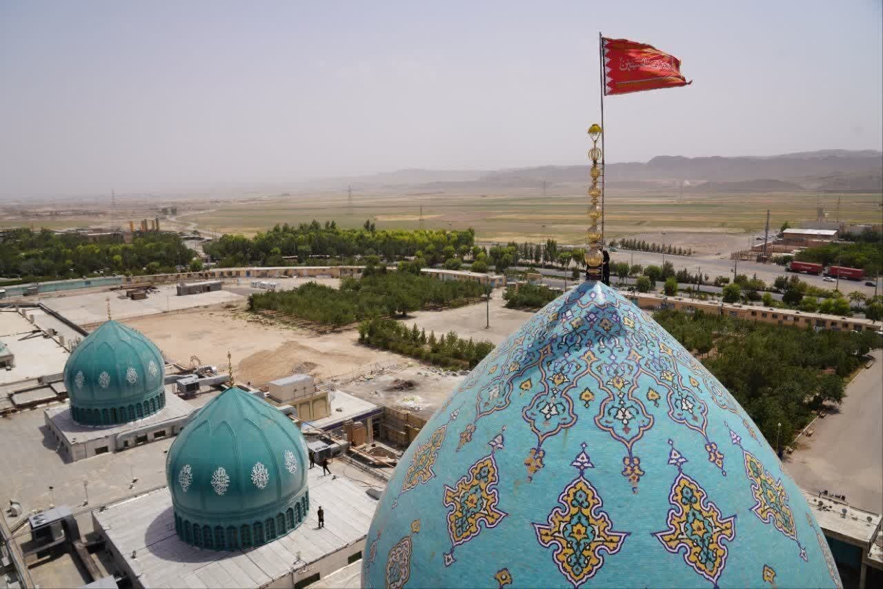 پرچم انتقام و خونخواهی بر فراز گنبد مساجد ایران به اهتزاز درمیآید