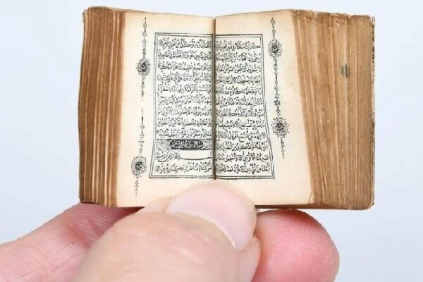 جلب توجه بازدیدکنندگان نمایشگاه کتاب ابوظبی به مصحف مینیاتوری ۱۳۰ ساله