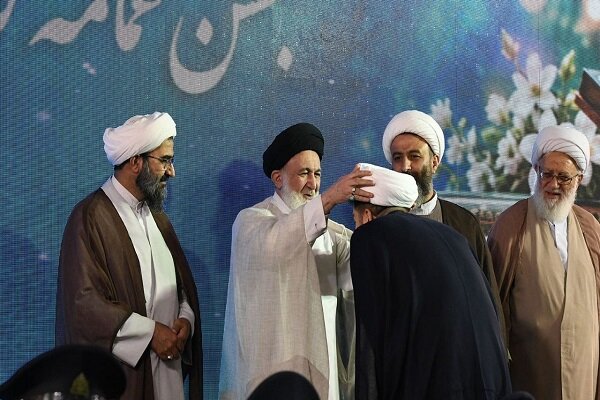 مراسم عمامه‌گذاری طلاب به مناسبت ولادت حضرت عبدالعظیم حسنی برگزار شد
