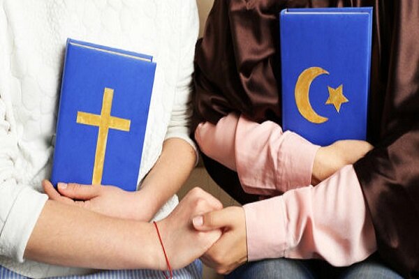 داستان کتابی که از گفت‌وگوهای جذاب یک روحانی و کشیش در کلیسا آغاز می‌شود