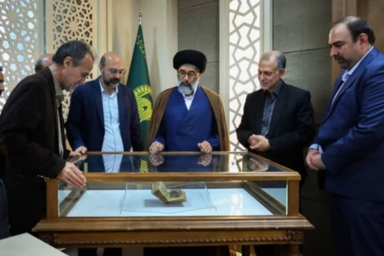 رونمایی از دیوان حافظ با قدمت ۴۰۰ ساله در کتابخانه حرم رضوی